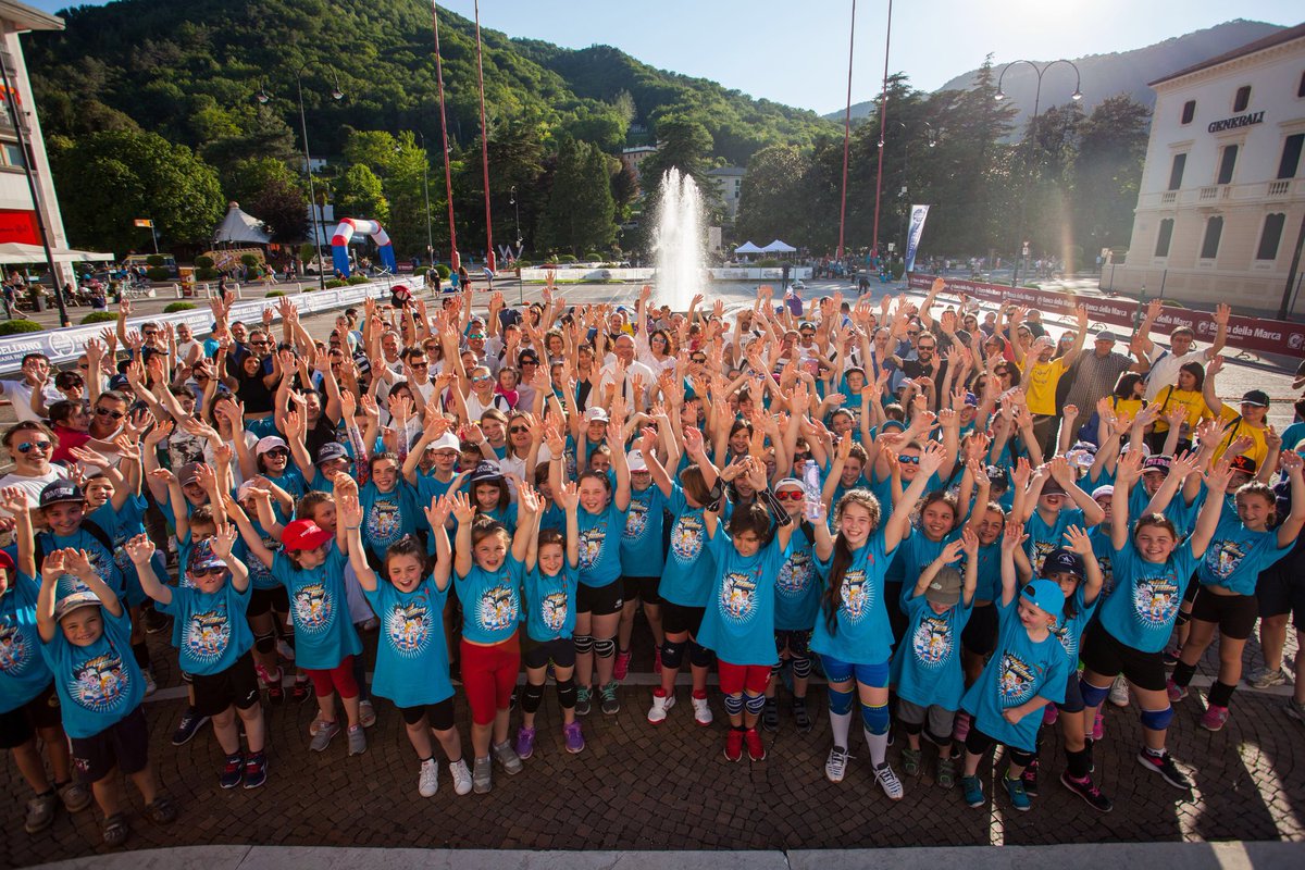 astel1311's tweet photo. Piccolissimi, grandissimi. W lo sport! @Federvolley #VolleyS3  #minivolley @FipavTreUno #vittorioveneto #piazza #children #sport #festa https://t.co/lHN3OkDWZI
