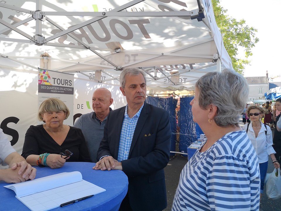ch_bouchet's tweet photo. Une partie de l'équipe municipale sur le marché Velpeau pour échanger avec les habitants du quartier ce matin ! #Tours https://t.co/wNg4F66Gfo