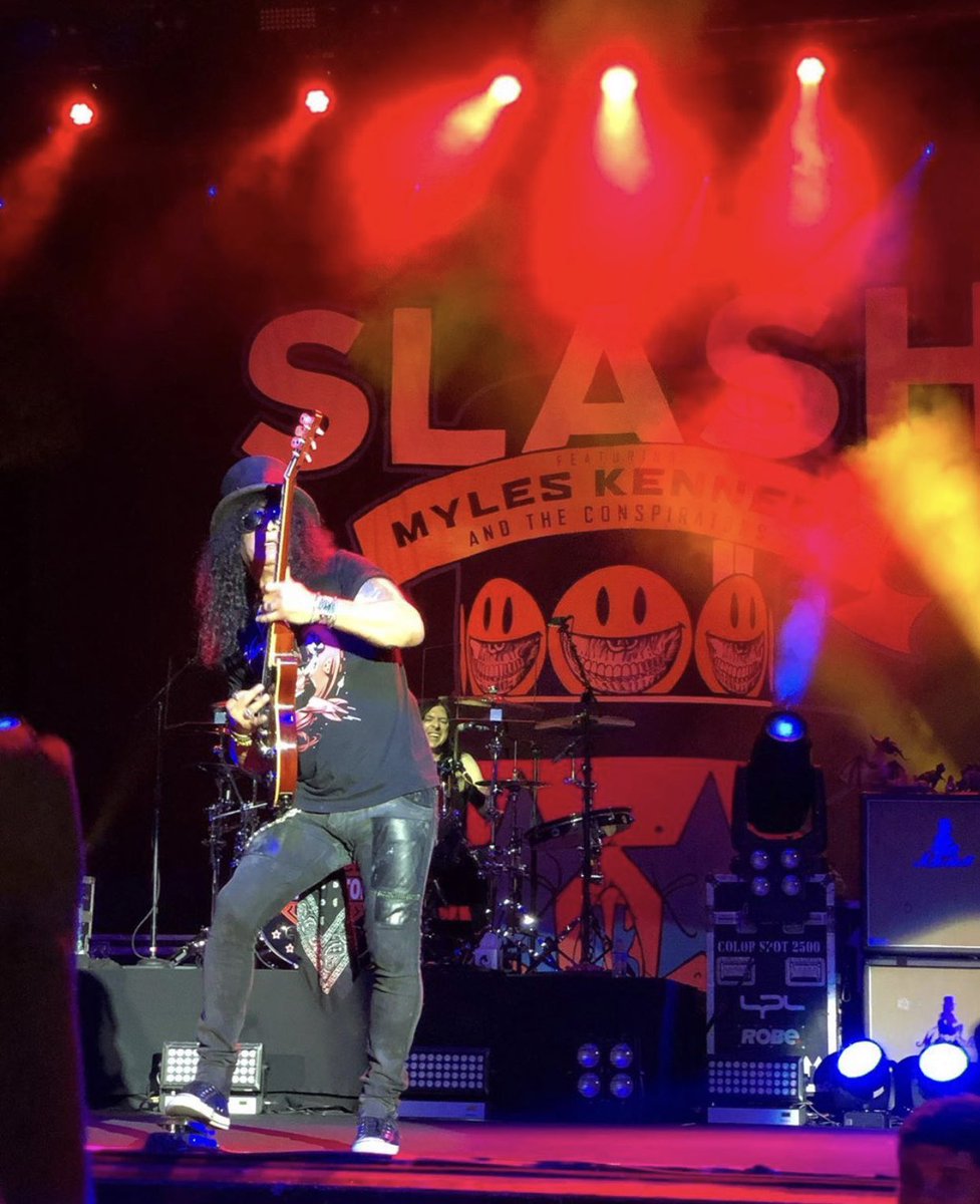 Slash_Updates's tweet photo. New pics! @slash on stage in Recife
(c) @felipefeuza
#Slash #MylesKennedy #ToddDammitKerns #BrentFitz #FrankSidoris #LivingTheDream #RnFnR https://t.co/LoDtO0QUbv