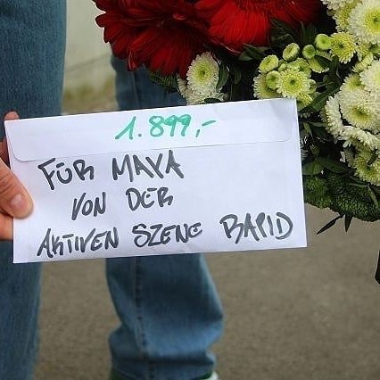 Few weeks ago a member of Brigata Graz (Sturm Graz) died. 
Thursday when Rapid Wien played against rival Sturm Graz, ultras from Rapid brought flowers to the away stand together with a 1899€ donation for his daughter. 👏👏👏