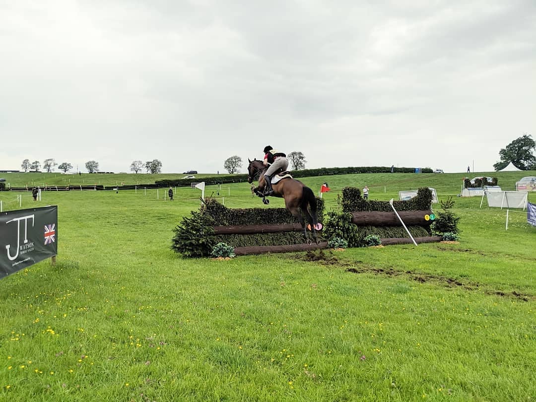 The weather is clearing up here at #BelsayHorseTrials19 as we head out to the XC course in front of the gorgeous Belsay Castle ☀️😍