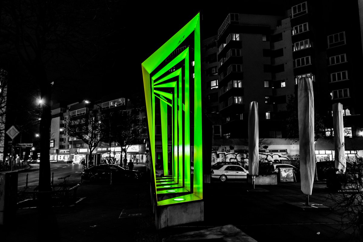 CryxDx2's tweet photo. Berlin in Pictures
Lights of Berlin
#color #blackwhite #blackwhitephoto #berlin #fotografie #photography #art #kunst #nikon #nikond5600 #d5600 #darkness #lightsofberlin #light #streetsofberlin #street #lightart #behmstrasse #wedding #berlinwedding #selectedcolour https://t.co/xFHdihKM0t