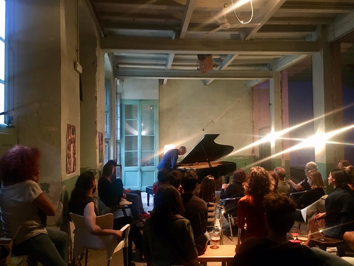“Els discos, els vídeos... Allò són solament objectes. La foto de la teva mare no és la teva mare. La música és això que passa aquí i ara, quan estem junts tots plegats... I això és irrepetible”

Immens <a href="/AgustiFern_ndez/">Agustí Fernández</a> ahir a Konvent <a href="/puntzero/">Konvent</a>.