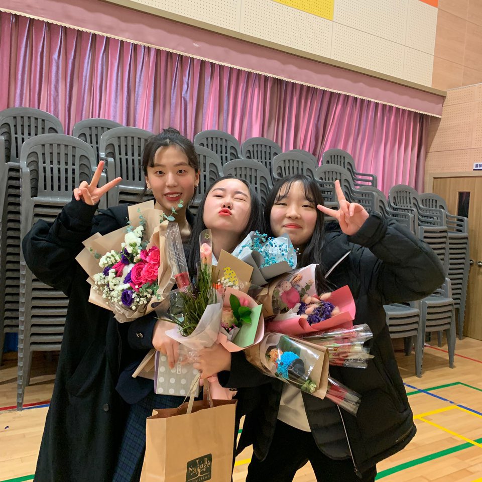 GabinKim5's tweet photo. #Task9️⃣ #GBTWriting It's amazing that the end of the first semester of college is just around the corner. So I used to take out pictures of my high school days, sometimes I was tired of my studies, but I think I was really happy!🥺🤔🌟 https://t.co/7yionrOVJW
