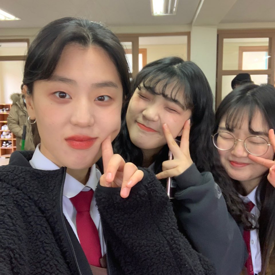 GabinKim5's tweet photo. #Task9️⃣ #GBTWriting It's amazing that the end of the first semester of college is just around the corner. So I used to take out pictures of my high school days, sometimes I was tired of my studies, but I think I was really happy!🥺🤔🌟 https://t.co/7yionrOVJW