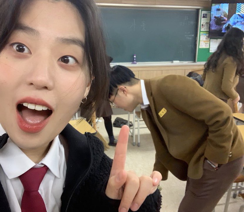GabinKim5's tweet photo. #Task9️⃣ #GBTWriting It's amazing that the end of the first semester of college is just around the corner. So I used to take out pictures of my high school days, sometimes I was tired of my studies, but I think I was really happy!🥺🤔🌟 https://t.co/7yionrOVJW