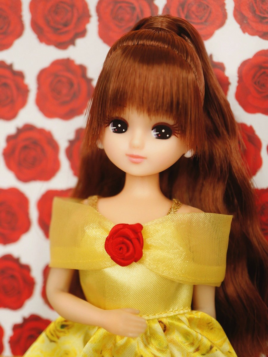 リカちゃん 公式 今日は ローズの日 バラは綺麗なだけじゃなくって 香りにもいろいろな効果があるんだそう リラックス効果に 美肌効果 記憶力アップまで テスト前夜のアロマはバラで決まりね うふふ