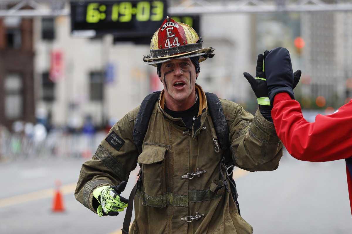 Detroit Free Press Tcf Bank Marathon On Twitter Did You Know That A Firefighter S Gear Weighs At Least 70 Pounds That S What We Call A Workout