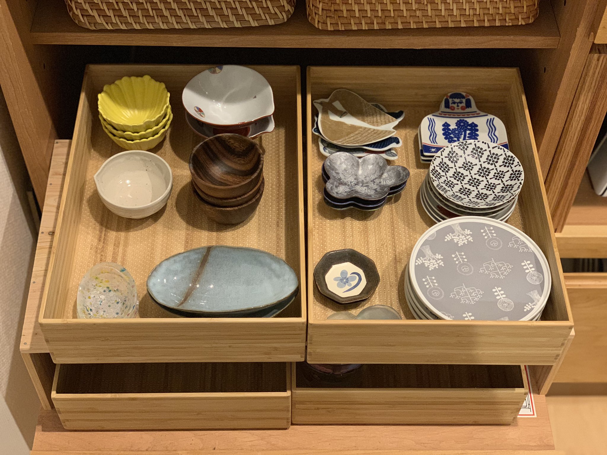 Kana だいぶ前やけどタワーのディッシュスタンド買ったら収納捗ったよ 小皿 類は無印の竹の箱 やったと思う に入れてる お気に入り 下の段の2つはまだほぼカラ 今年も骨董市の豆皿コーナーが楽しみ 姫路の陶器 Kana だいぶ前やけどタワーのディッシュスタンド買ったら収納捗ったよ 小皿 類は無印の竹の箱 やったと思う に入れてる お気に入り 下の段の2つはまだほぼカラ 今年も骨董市の豆皿コーナーが楽しみ 姫路の陶器