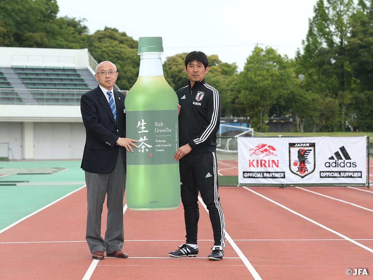 サッカー日本代表 Vs 9 2 吹田ｓ Vs 9 7 ドーハ على تويتر トレーニング開始前には サッカー日本代表オフィシャルパートナーであるキリングループ Kirin Brewery Kirin Company から 日本代表オフィシャルドリンク 生茶 が贈呈されました