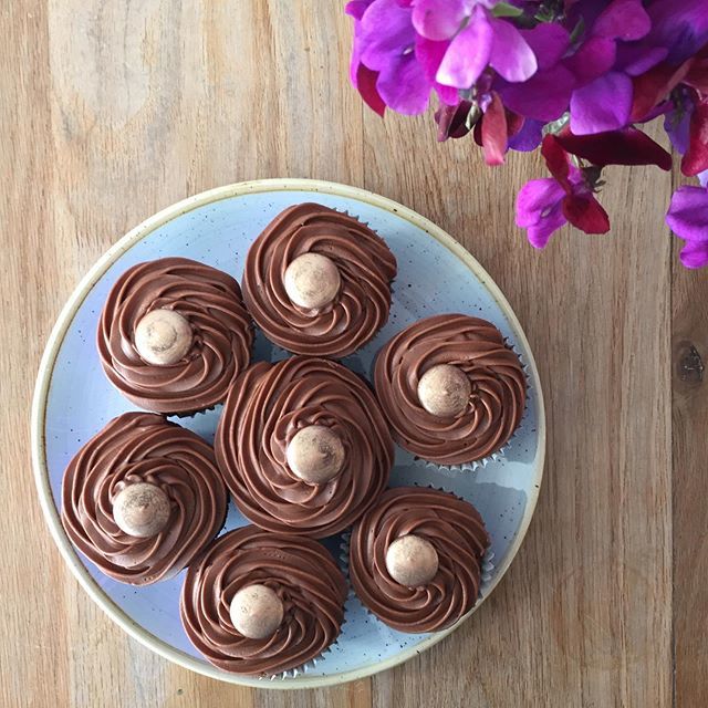 thecopperspoon's tweet photo. Our chocolate chestnut cakes are just the thing on this rainy morning ☔️ #marazion #vegancupcakes #chocolatecupcakes #chocolatechesnutcake #veganchocolatecupcakes #veganbaking #homemade #goldenbuttons #plantbasedbaking https://t.co/iBlle5tOmn https://t.co/enzu19dQeC