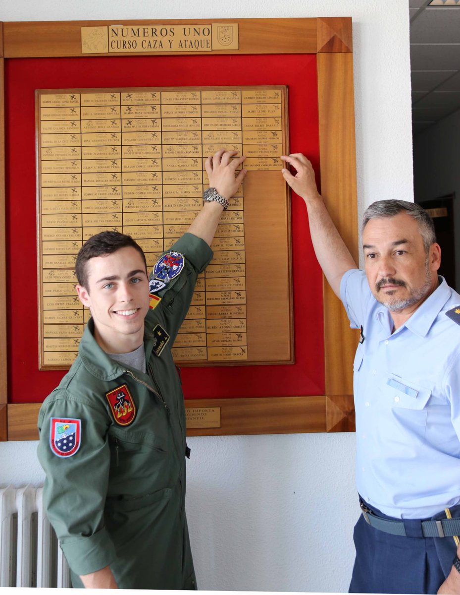 Finaliza la 106 fase de caza y ataque en #Ala23 #BATalaveraLaReal #Badajoz con doce nuevos pilotos listos para incorporarse a las alas de combate.
El alférez Caamaño  consigue el número uno del curso. ¡Enhorabuena!
#F5 #FreedomFighter 
#VolamosPorTi 
#SomosElAire de #España