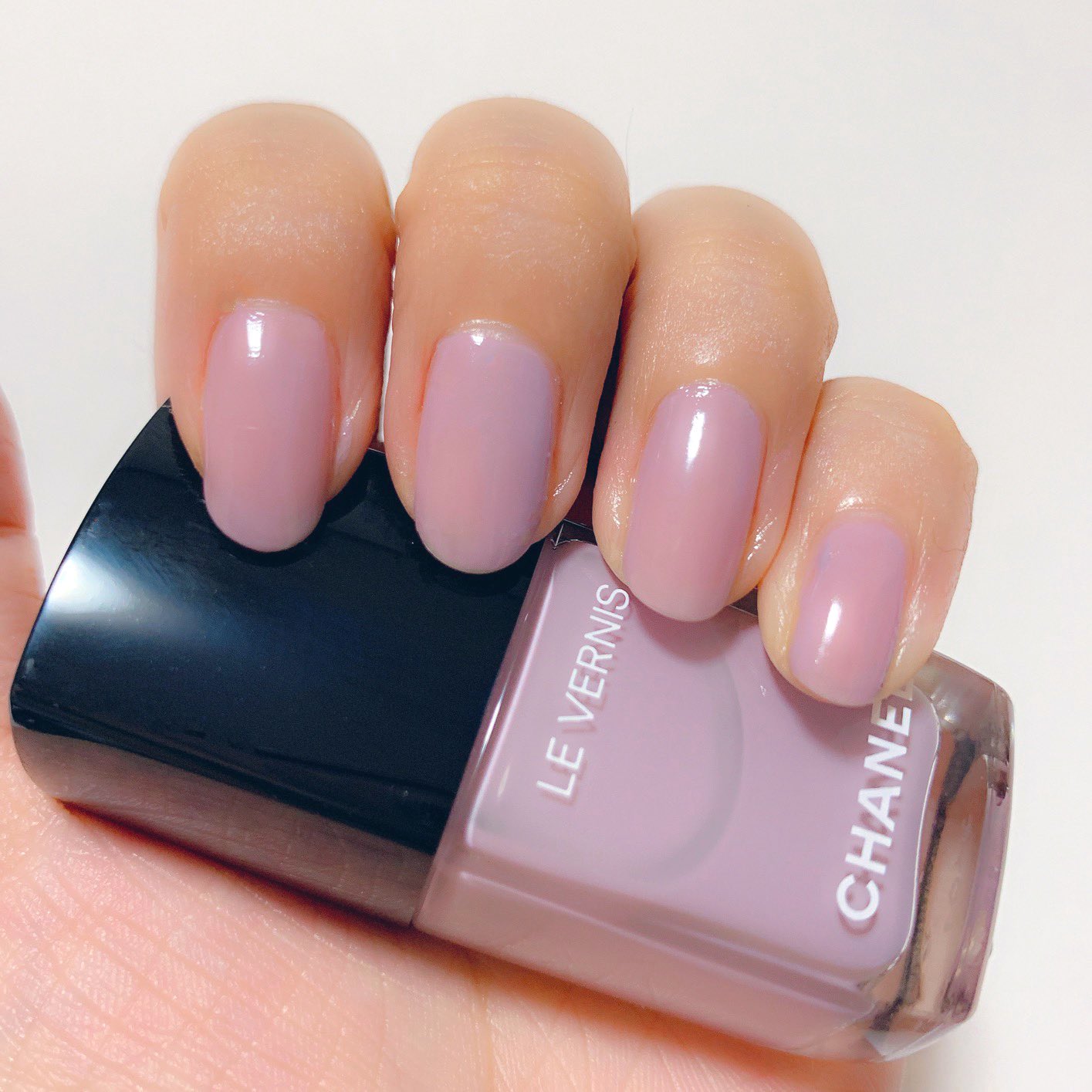 くろねこ シャネルの夏ネイル 限定709のパープルレインぬったよ 一度塗りと二度塗りで 紫の出方が違って1粒で2度美味しいよ 一度だと青みピンクよりの紫雨 二度塗りでしっかり紫雨 いつも一度塗りがすきだけど今回どっちもすきだな T Co