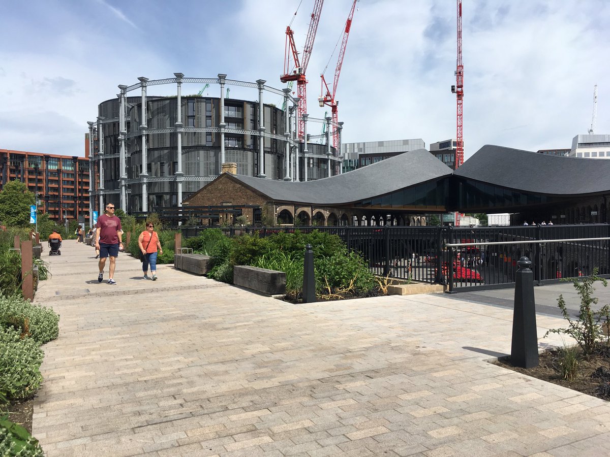 SuperWicksy's tweet photo. London’s gone all #HighlineNY https://t.co/k3BZ8GuiXF