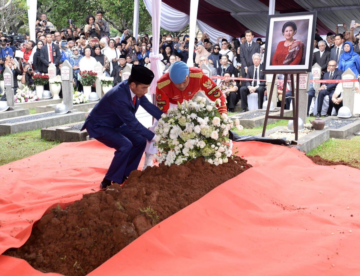 Dengan memohon rida Allah SWT, kita lepas kepergian Ibu Ani Yudhoyono menghadap kepadaNya dengan tenang. Semoga Allah SWT berkenan menerima amal ibadah dan mengampuni segala khilafnya.

Ibu Ani telah pergi, tetapi namanya akan tetap hidup di hati rakyat yang mencintainya.