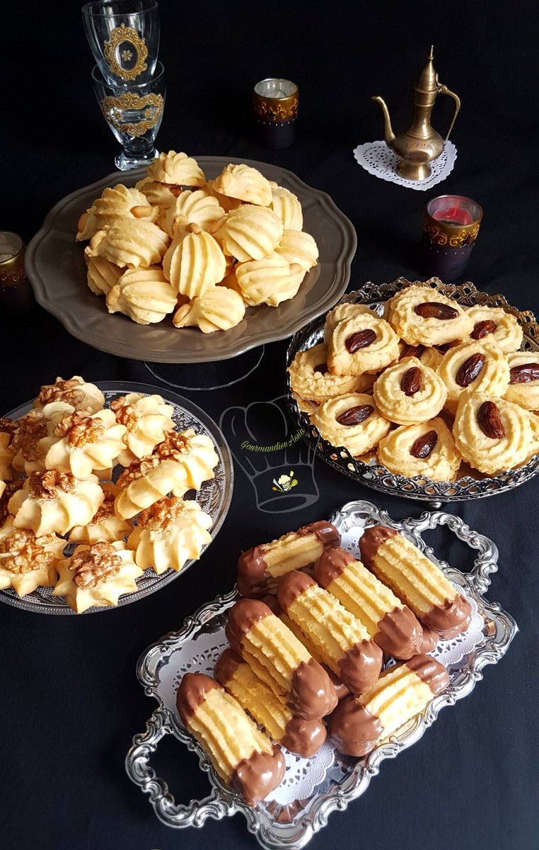 HALWAT EL LAMBOUTSignifie gâteau à l'entonnoir ustensile utilisé pour son façonnage et qui peut être remplacé par une poche à douille. C'est un gâteau sec composé de farine, d'œufs, de beurre et de sucre parfumé à la vanille et au citron et souvent décoré avec du chocolat fondu.