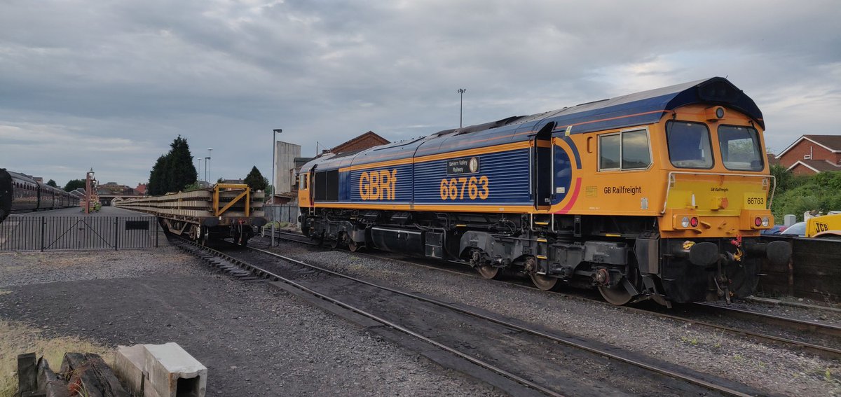 TheTrainDriver's tweet photo. @GBRailfreight supporting @svrofficialsite with a last minute request to move 18 wagons of track panels from Bescot to Kidderminster where they will be reused on the Valley. The aptly named 66763 is also there this week for driving experiences. https://t.co/uEI3NUZP4C