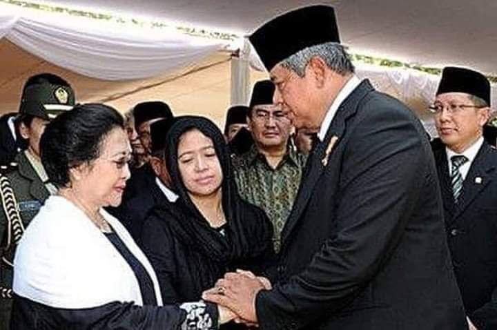 Bu Mega pernah kalah berkompetisi dengan bpk sby...tapi bu Mega tidak pernah rewel minta dilantik menjadi Presiden krn bu Mega mengakui kekalahan nya dan bu Mega tidak pernah memprovokasi pendukungnya untuk turun ke jalan. Bu Mega menjadi oposisi yg baik selama bpk Sby memimpin.