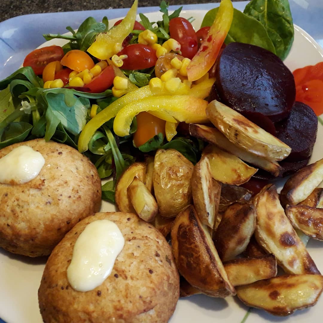 JanetFIRTH8's tweet photo. Healthy tea that felt like a treat last night after delivering leaflets. @Morrisons fishcakes with a large salad and @SlimmingWorld chips cooked in my favourite barbecue flavour @Frylighthq . Delicious and healthy. #milnsbridgehall #FoodOptimising #weightloss https://t.co/MvxBhmyJhI