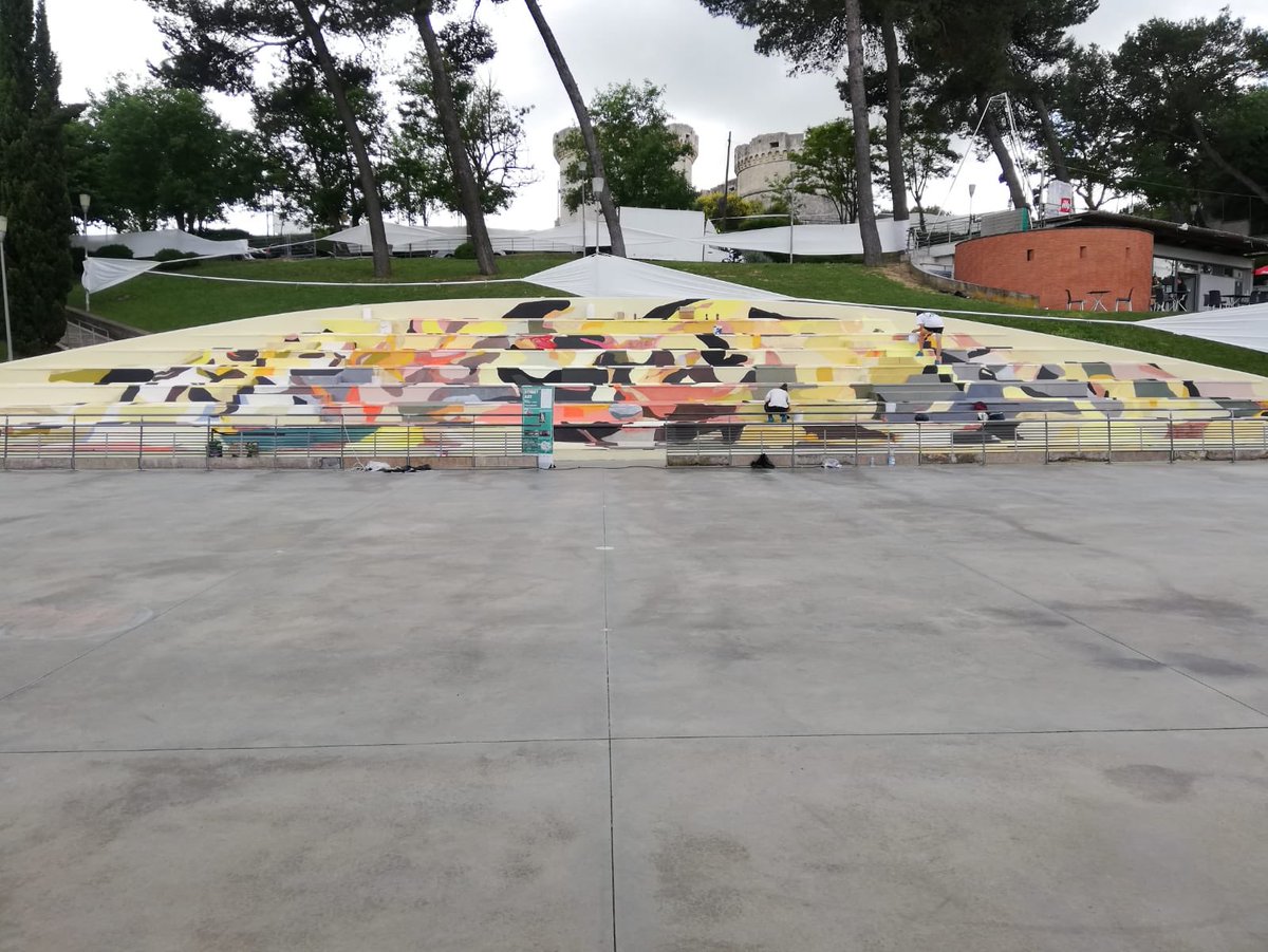 🎨G.Bartocci ha terminato il suo attacco d’arte, realizzando un'opera site-specic per i gradoni del parco Papa G.Paolo II, caratterizzata da una pittura liquida, in movimento. 
Un linguaggio di segni che omaggia il territorio di #Matera tra presente e
futuro.😍

#OpenPlayfulSpace