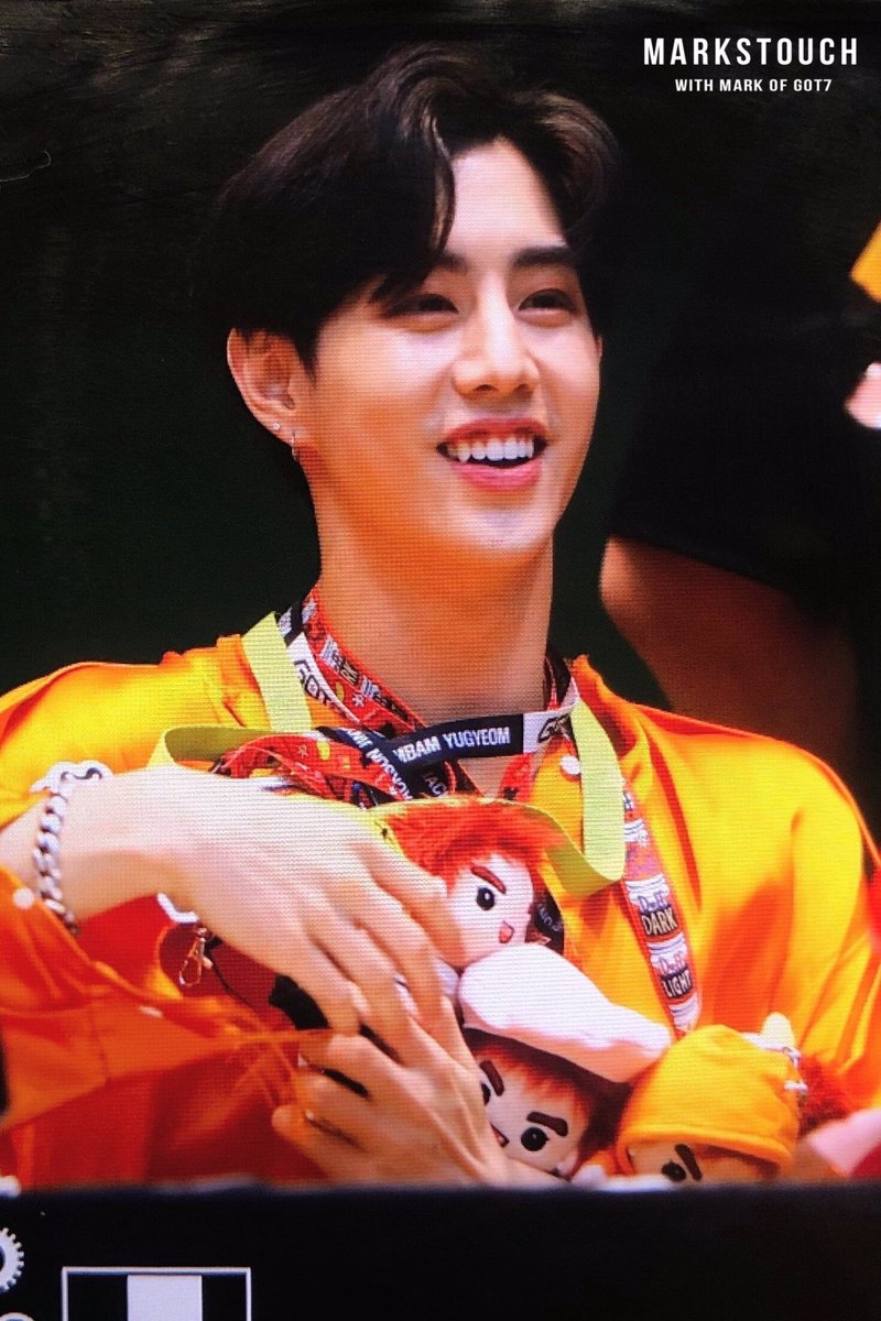 markstouch's tweet photo. 190602 명동팬싸 모여라 맠터리! 맠형의 품으로💚
#GOT7   #갓세븐        
#GOT7_SPINNINGTOP       
#GOT7_BETWEEN_SECURITY_AND_INSECURITY #MarkTuan #마크⁠ #MARK #段宜恩 #단의은 https://t.co/97qX6IDegZ