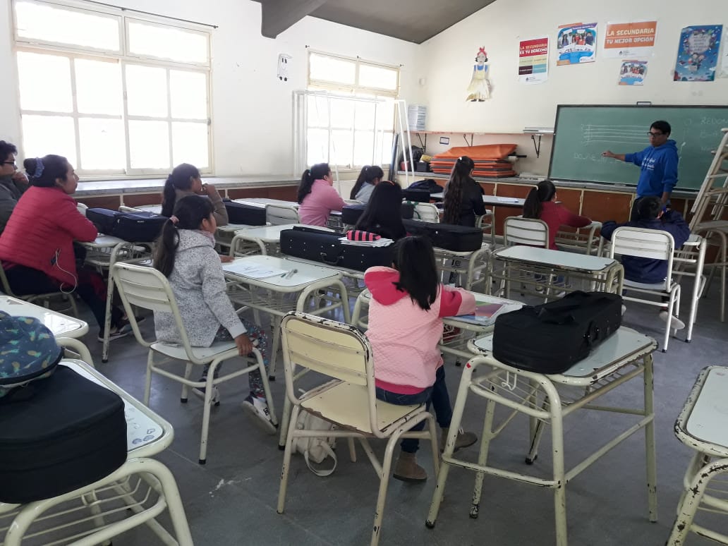 Orquesta Son del cerro de barrio Autódromo estrenando profe de lenguaje 😊 <a href="/UrtubeyJM/">Juan Manuel Urtubey</a> <a href="/aniberruezo/">analia berruezo</a> <a href="/fguillesaavedra/">GUILLERMO SAAVEDRA</a> <a href="/artydance23/">Gilda Rodríguez</a>