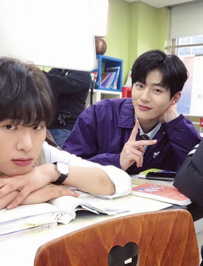 eden_for_two's tweet photo. 주하민 어제 뜨밤 보내서,, 컨디션 안 좋은 민이와 멀쩡한 주하 st https://t.co/HIfnDJvV71