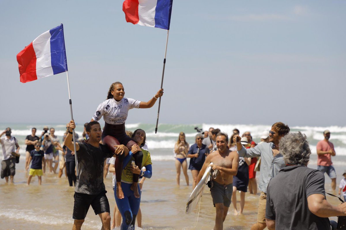SurfingFrance's tweet photo. 🇫🇷 CHAMPIONNES DU MONDE 🇫🇷
Alice Lemoigne 🥇 sur la première marche du podium, suivie par @justinedupont33 🥈 qui arrive en deuxième place.
Nos françaises devancent les favorites Chloé Calmon 🥉et Soleil Errico lors d'une finale exceptionnelle !
#ISAWLSC
📸 FFSurf/ we creative https://t.co/iZi7VJn5TQ