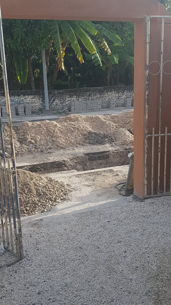 Wishaam1's tweet photo. My attempt to exit my house remains futile such as the image below suggests. And mind you, this is my own house we are talking about. Sometimes we get locked outside over houses. And other times inside. Truly amusing😤 https://t.co/xl0iip1aFF