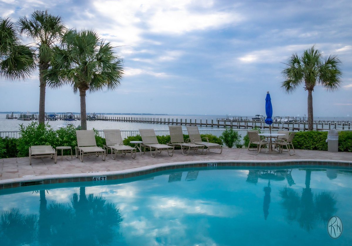 RHowardPhoto's tweet photo. When this is your office.....you can't help but have an amazing day! I did! https://t.co/h2awkZMbV1 #photographerslife #photography #familybeachphotography #destinwest #okaloosaisland #hashtag #beach #vacation #florida #emeraldcoast https://t.co/Qwew9loCmw