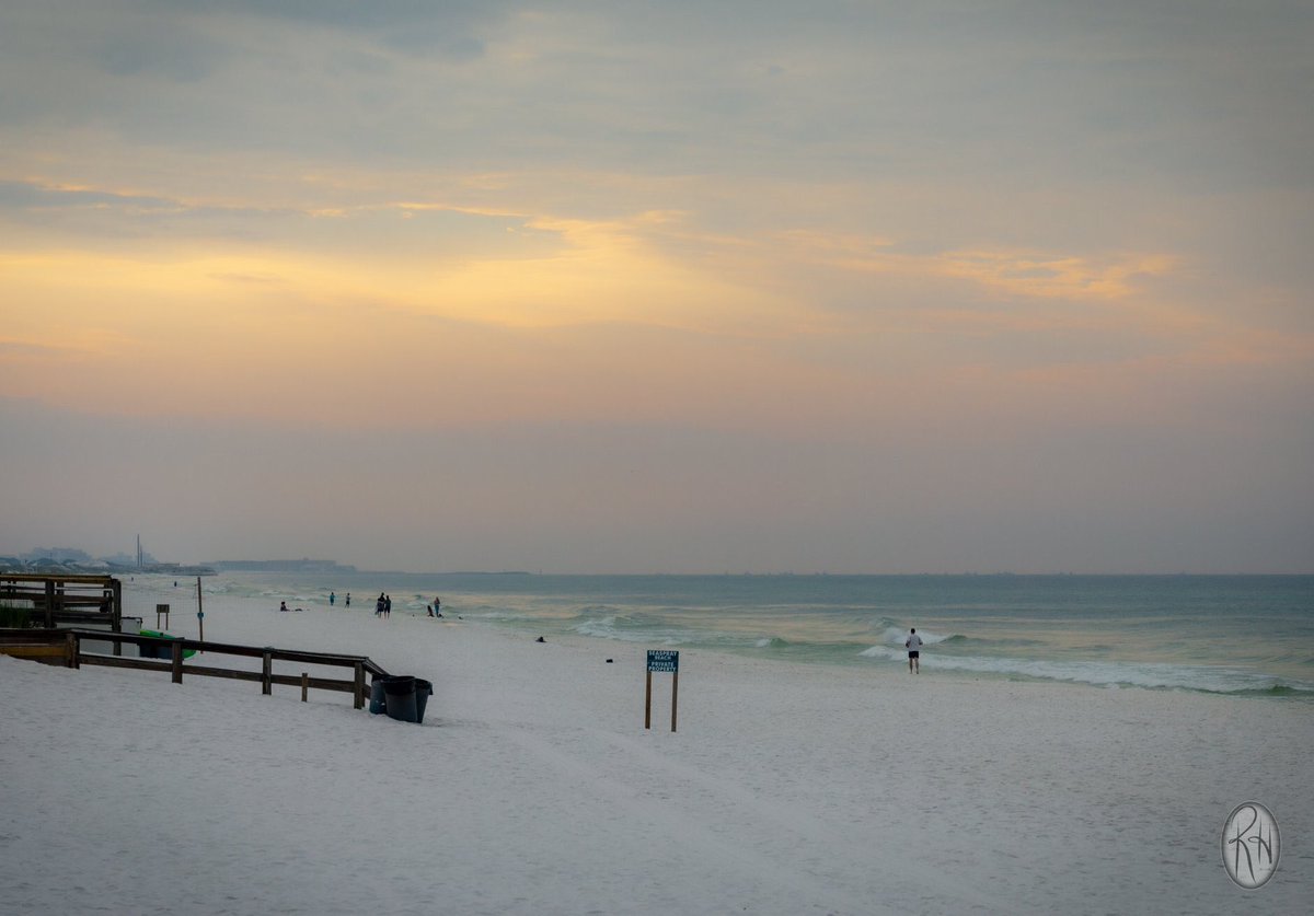 RHowardPhoto's tweet photo. When this is your office.....you can't help but have an amazing day! I did! https://t.co/h2awkZMbV1 #photographerslife #photography #familybeachphotography #destinwest #okaloosaisland #hashtag #beach #vacation #florida #emeraldcoast https://t.co/Qwew9loCmw