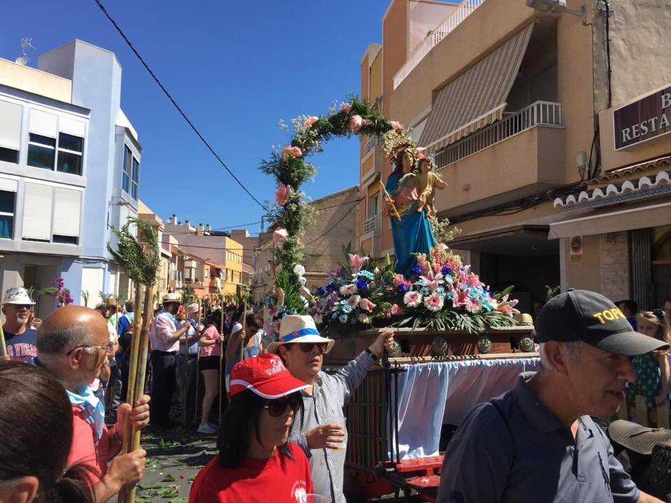 PPelcampello's tweet photo. .@JuanjoBerenguer acompañado por su equipo, en la festividad de la virgen "María Auxiliadora", que goza de gran devoción en el municipio, es llevada en Romería hasta la parroquia de los Salesianos. Una vez allí se suceden las celebraciones concluyendo con una comida de hermandad. https://t.co/NSCJq0BQfG