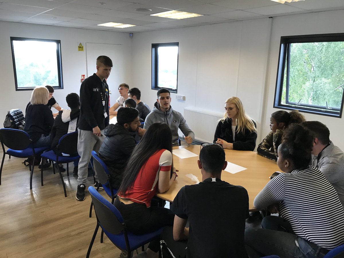 CATCHLeeds's tweet photo. Our 5th session on our CATCH Values delivered by Team Leader Dawid to our young volunteers. What does it mean to be #ActivelyInvolved &amp; #BuildStrongRelationships &amp; why are these values important in everyday life &amp; how do we demonstrate them in action. #YouthSocialAction https://t.co/uD9i8yFYNw