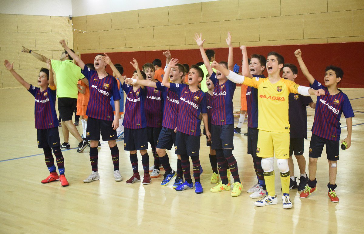 FCBfutbolsala's tweet photo. 👏👏👏 Així ha celebrat l’Aleví el seu pas a la Fase Final del Campionat d’Espanya
💪💪💪 @FCBfutbolsala #ForçaBarça https://t.co/B8V9T4Z0Ej