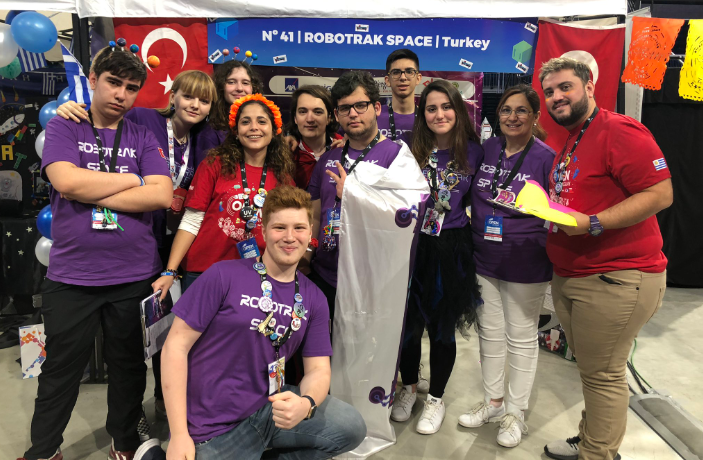 kmpstenalhaberi's tweet image. Robotrak, Open FLL Uruguay Turnuvası&apos;nda da birinci oldu!
Uruguay’da Türkiye’yi temsil eden tek takım olan Robotrak Space, Open FLL Uruguay Turnuvası Proje/Araştırma alanında da birinci olarak ülkemizi gururlandırdı.
bit.ly/2QChh2i
@bahcesehir_k12 @robotrakspace