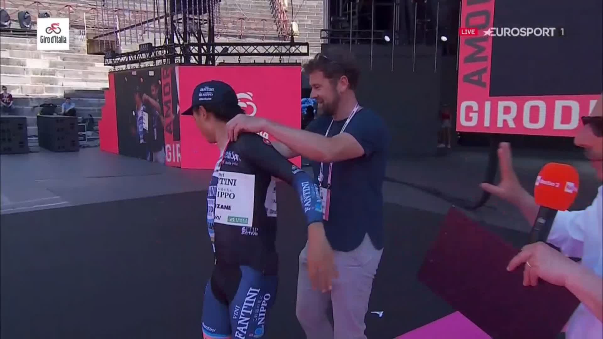 rand Duur armoede Eurosport Nederland on Twitter: "🚴‍♂️ | La Maglia Nera is terug! 🤣 Sho  Hatsuyama krijgt de zwarte trui uitgereikt, de trui voor de renner die  laatste staat in het algemeen klassement. Gefeliciteerd