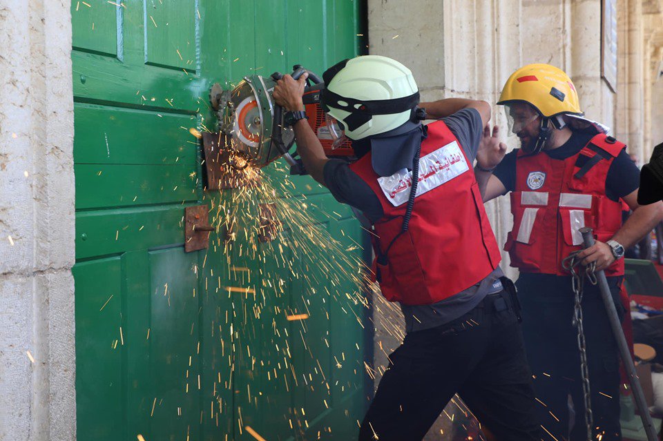 QudsNen's tweet photo. Firemen of #AlAqsa mosque compound break locks put this morning by Israeli forces on gates of the Qibali prayer room at the Al Aqsa mosque. #Jerusalem #Palestine https://t.co/Ql5uCAUTn5