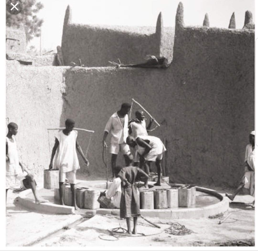 samy_writer235's tweet photo. [Page Lamyfortains&amp;Ndjamenois]

#FORTLAMY

SIDAL ALMÉ, Le porteur d'eau avec sa tenue traditionnelle ( DANKIÉ).

Ceux qui n'ont jamais connu ces porteurs d'eau, venez vous signaler.

#Adjib #Tchad https://t.co/I0mtSIDrQn