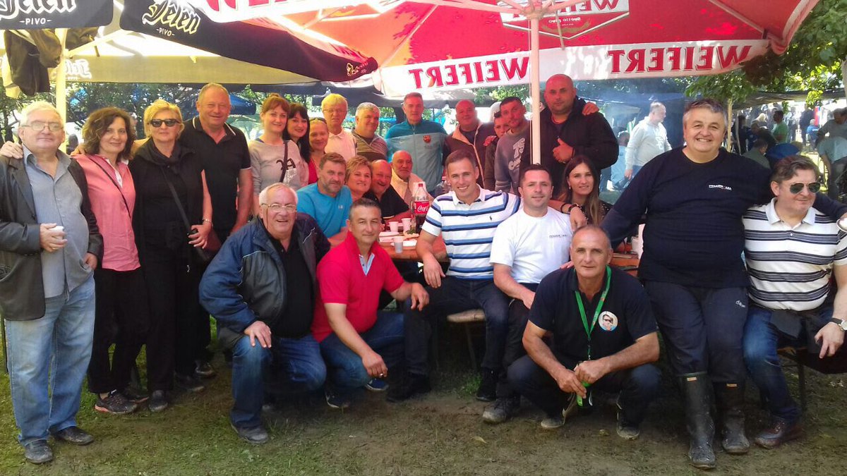 MiikiAleksic's tweet image. Ekipa @StrankaNarodna na Gulašijadi u Ugljarevu...#Trstenik 
Nas je mnogo a šerpa mala...😂