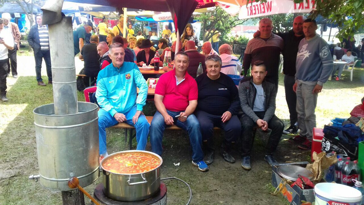 MiikiAleksic's tweet image. Ekipa @StrankaNarodna na Gulašijadi u Ugljarevu...#Trstenik 
Nas je mnogo a šerpa mala...😂