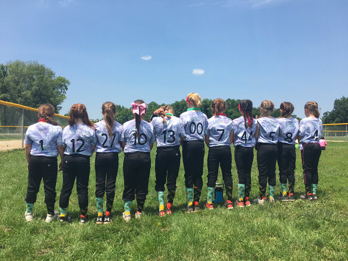 meyersmonarchs's tweet photo. Being on a team...of any kind...is SO MUCH more than winning...🥎 #kcdd09 #webeforeme https://t.co/R9jf5RotNx
