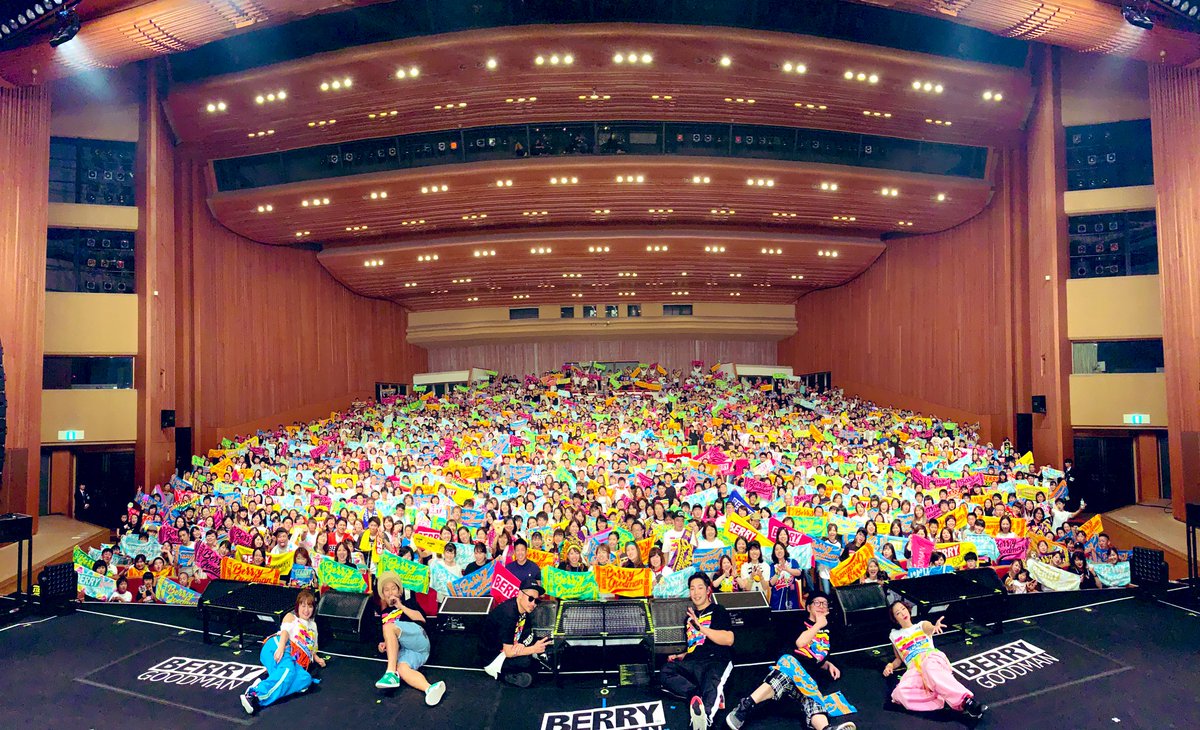 berrygoodman88's tweet photo. 《 i AM the BEST ⑨ 和歌山市民会館 大ホール 》

わかやーまんの
声援の大きさに感激🤣
お足元の悪い中本当にありがとうございましたーっ✨

ツアー折り返し地点に
沢山の声援をもらって
メンバーも更にパワーをもらった事
間違いなし💪

熊本も皆で楽しもーっ‼️

#ベリーグッドマン #iAMtheBEST https://t.co/deCpYP7hf7