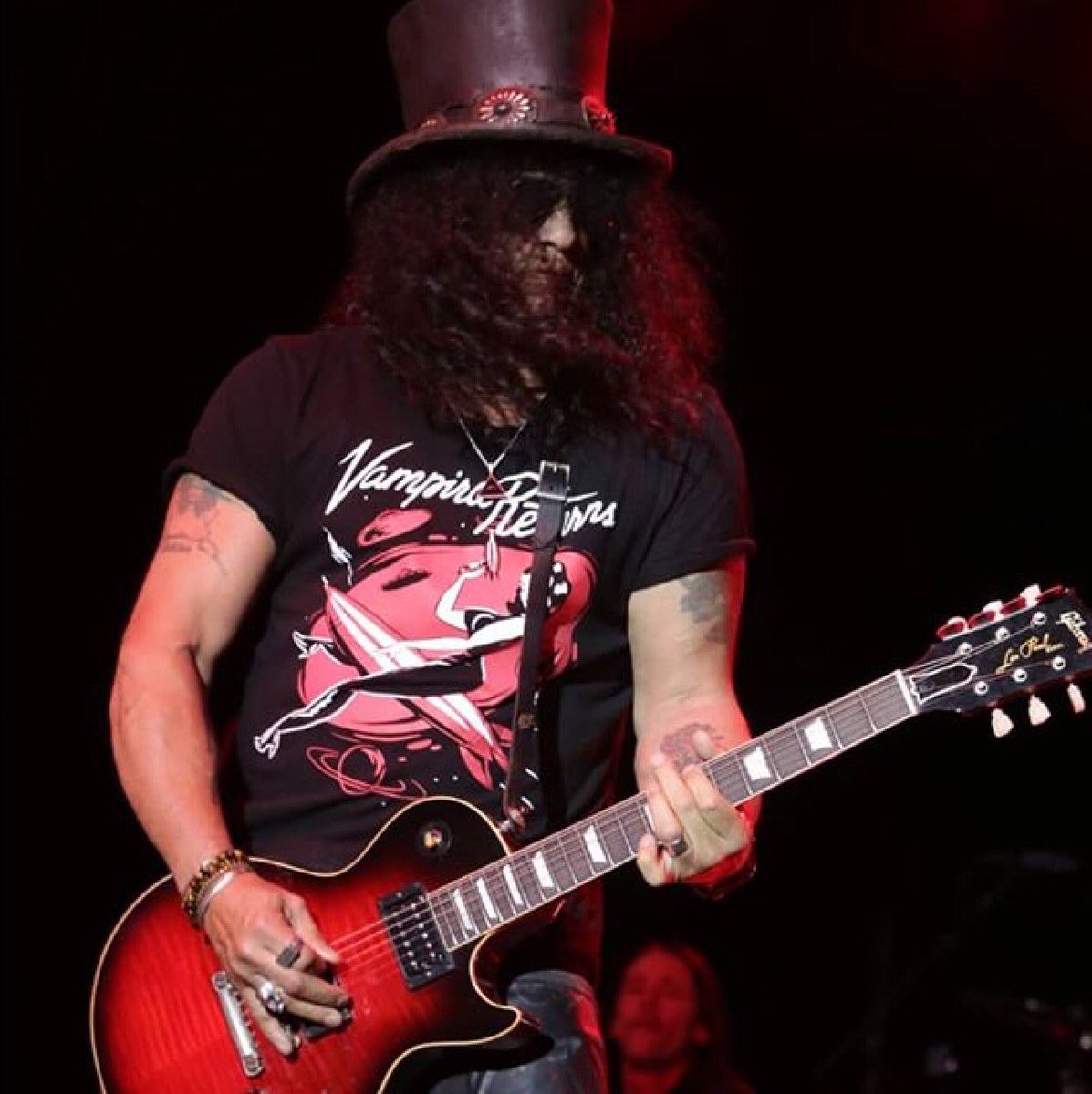 #SMKC New PIX : cool shots of <a href="/Slash/">Slash</a> rocking Recife last night ! ( © @sotopeventosrecife ) ; ) #slash #slashlive #slashnews #slashfeatmyleskennedyandtheconspirators  #livingthedream #brasil #brazil #recife  #classichall   #livingthedreamtour