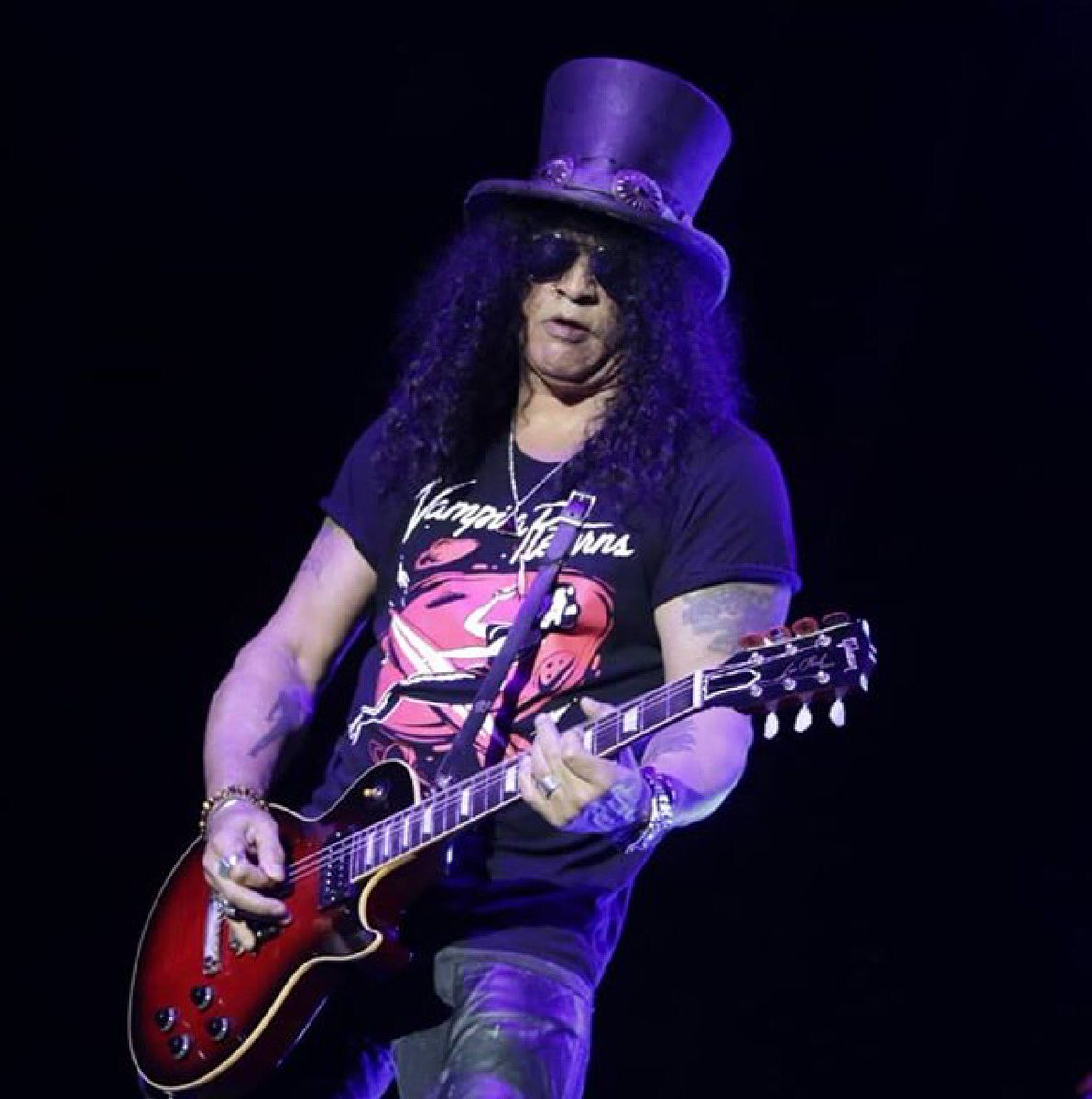 inSlashwetrust1's tweet photo. #SMKC New PIX : cool shots of @Slash rocking Recife last night ! ( © @sotopeventosrecife ) ; ) #slash #slashlive #slashnews #slashfeatmyleskennedyandtheconspirators  #livingthedream #brasil #brazil #recife  #classichall   #livingthedreamtour https://t.co/0TkgjcAGcA