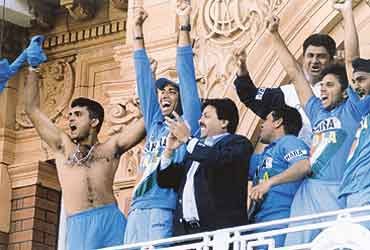 Cricprabhu's tweet image. Sachin and Viru together &quot;Hey Dada how about we 3 Cheering for #TeamIndia this #CWC19 final and recreating the Jersey celebration ?? &quot; #SpineHRMS