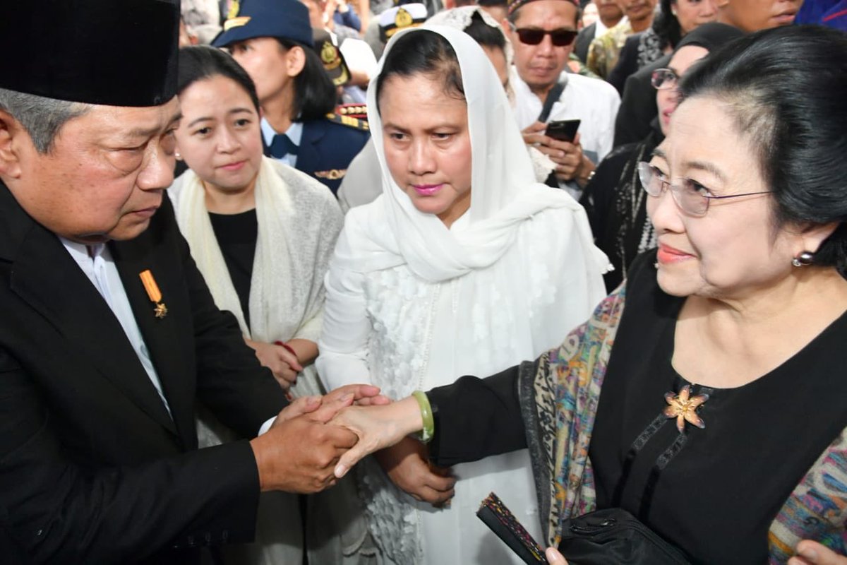 ulinyusron's tweet photo. Sejuta cerita dalam foto ini. Pak SBY, Mbak Mega, Mbak Puan dan Ibu Negara Iriana Jokowi. Loveee semuwaaaa 🙏 https://t.co/chHmMl3CyU
