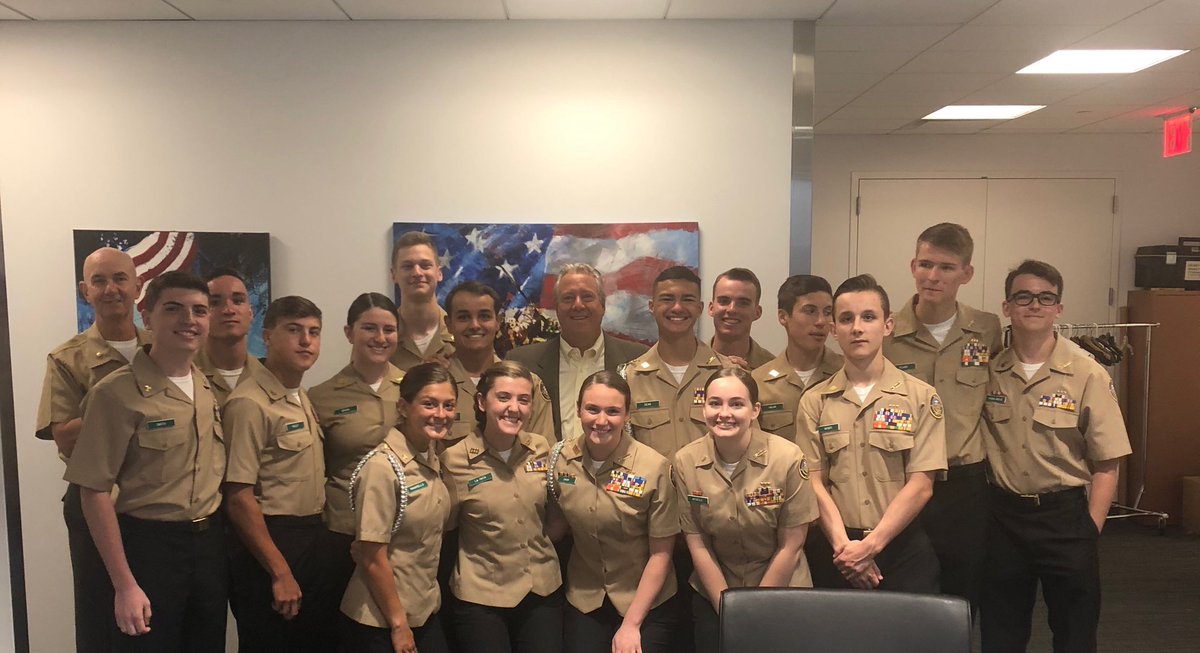 robertwolf32's tweet photo. Honored to be with the #1 Naval Jr. #ROTC in the nation ⁦@NjrotcCnhs⁩ from Colts Neck, NJ - fun in the #FoxAndFriends green room
Thank you for your service today and in the future 🇺🇸🙏 https://t.co/wBDqKGt9lq