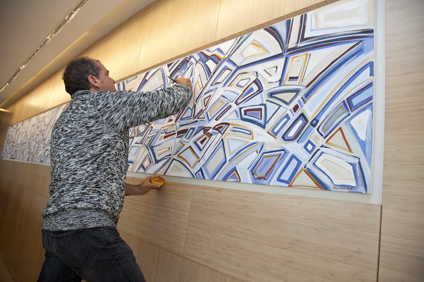 Una obra de arte de 7 metros de largo del artista plástico Daniel Escardó viste con color y sobriedad el front desk.

<a href="/puntagrand/">PuntaGrand</a>.com <a href="/thegrandhotel/">Lobo</a> #arteconytemporaneo #artepuntadeleste