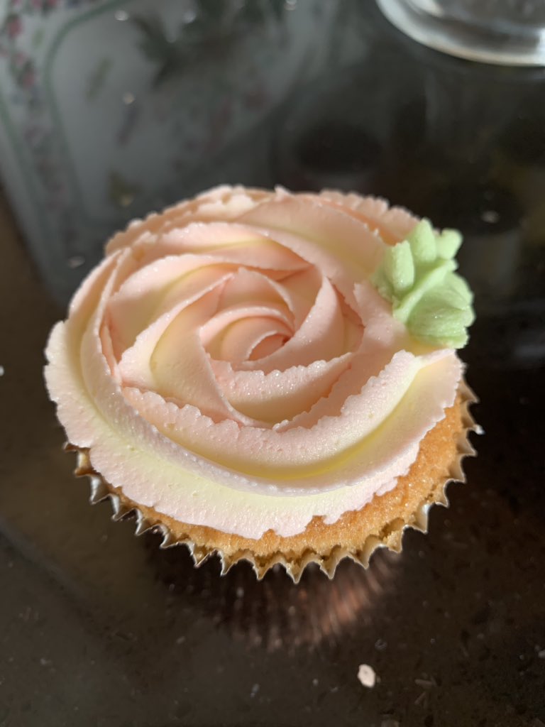 vevangelou1's tweet photo. Fresh blueberry and lemon cupcakes, made with @wrightsflour and topped with @SugarandCrumbs lemon drizzle flavoured icing 😋#roses #softrose #cream #christening https://t.co/cTGYpwanCm