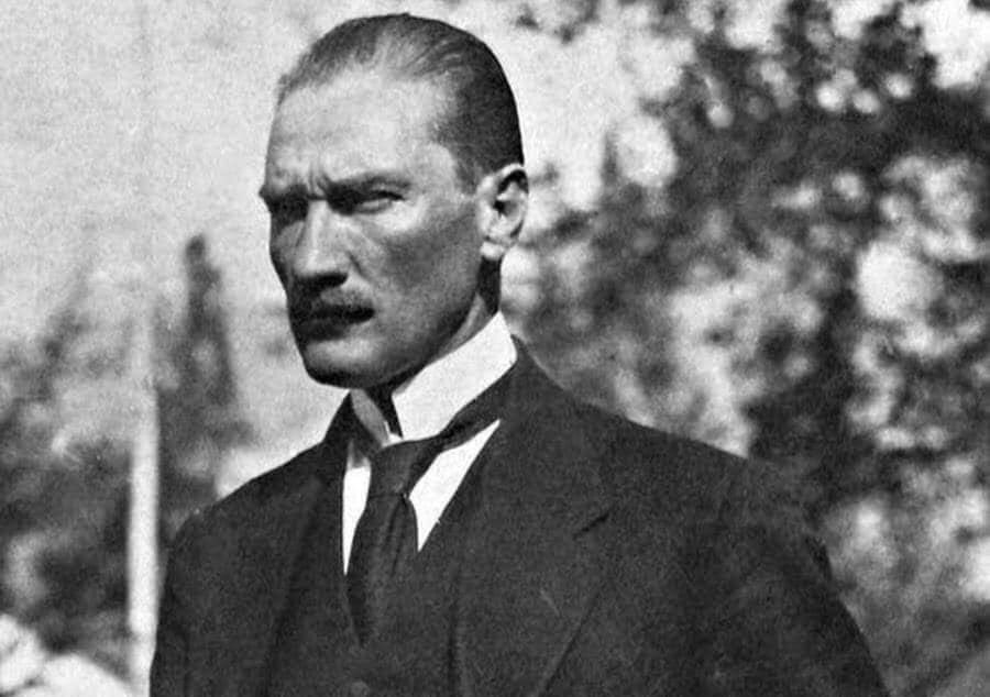 Lütfen okuyun ve paylaşın🙏🏻

Trablusgarp cephesinde sivrisinek
ısırması sonucu sıtmaya yakalanan
Mustafa Kemal, bu sebepten dolayı
karaciğer rahatsızlığına
(hipertrofik siroz) yakalanmıştır.. ++